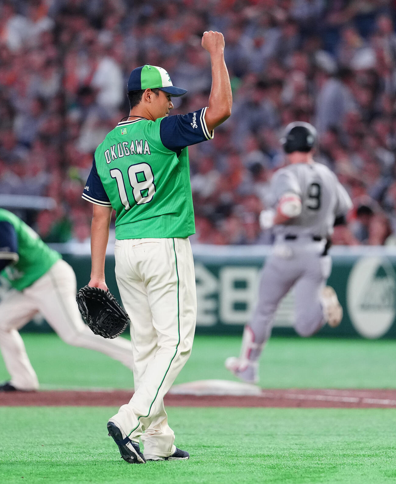 巨人対ヤクルト　巨人に完封勝利し、ガッツポーズするヤクルト奥川恭伸（撮影・鈴木みどり）