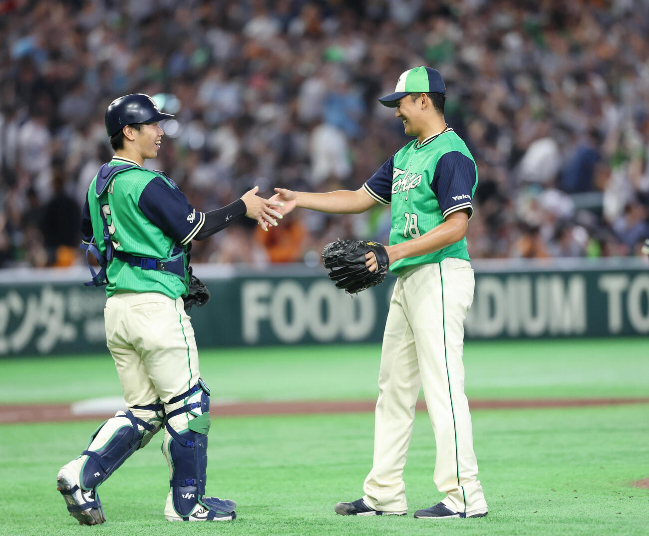 巨人対ヤクルト　完封勝利し握手を交わす古賀優大（左）と奥川恭伸（撮影・増田悦実）