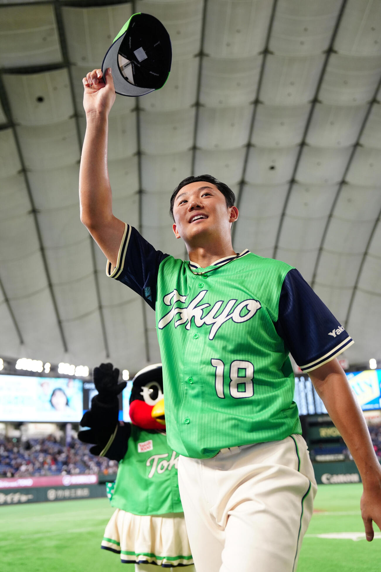巨人対ヤクルト　巨人に完封勝利し、声援に応えるヤクルト奥川恭伸（撮影・鈴木みどり）