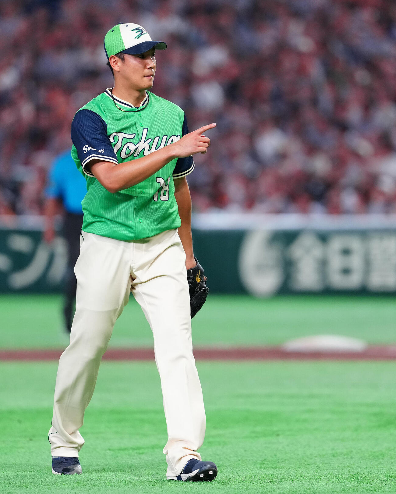 巨人対ヤクルト　7回裏を終え、指をさすヤクルト奥川恭伸（撮影・鈴木みどり）