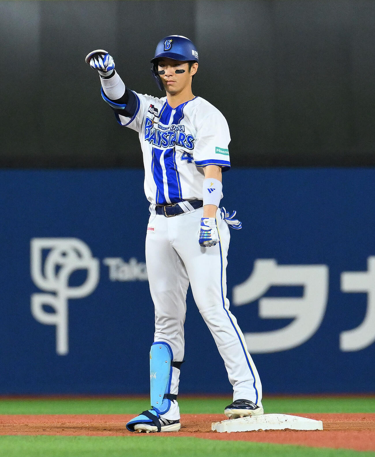 DeNA対広島　6回裏DeNA1死二塁、度会隆輝は適時二塁打を放ち行進パフォーマンスをする（撮影・滝沢徹郎）