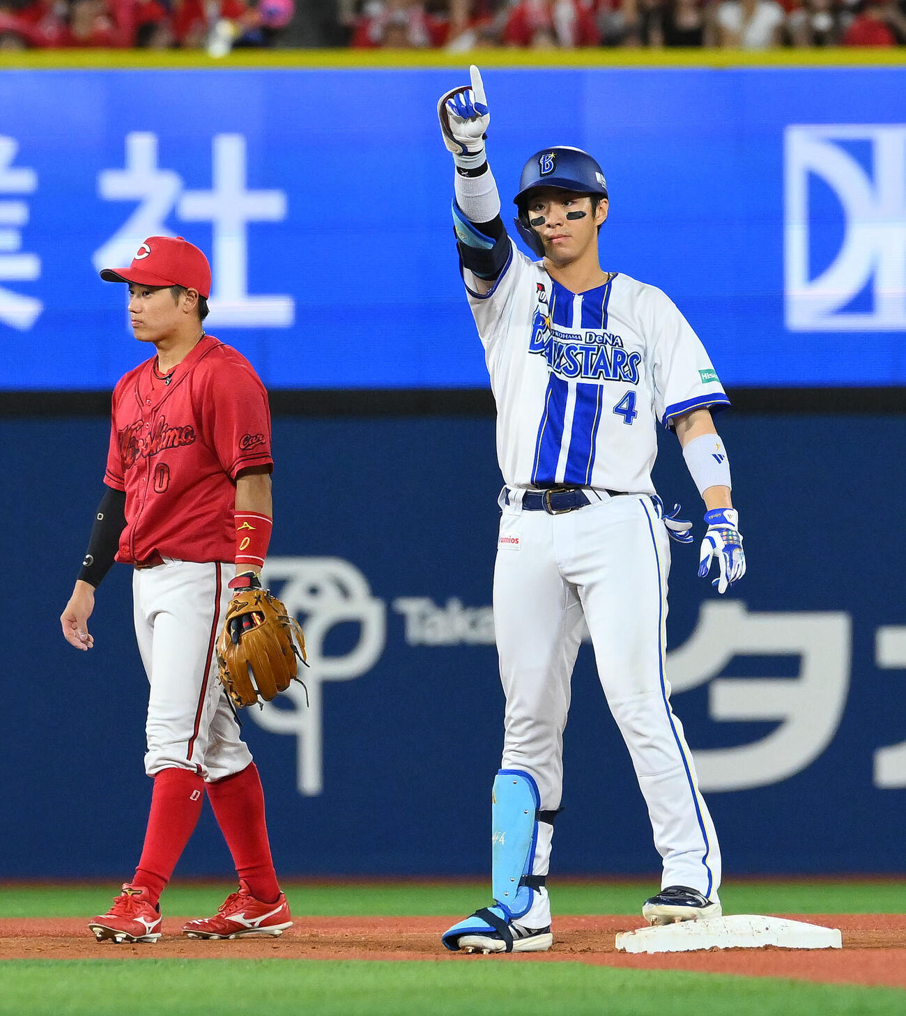 DeNA対広島　6回裏DeNA1死二塁、度会隆輝（右）は適時二塁打を放ちポーズを決める。二塁手勝田成（撮影・滝沢徹郎）