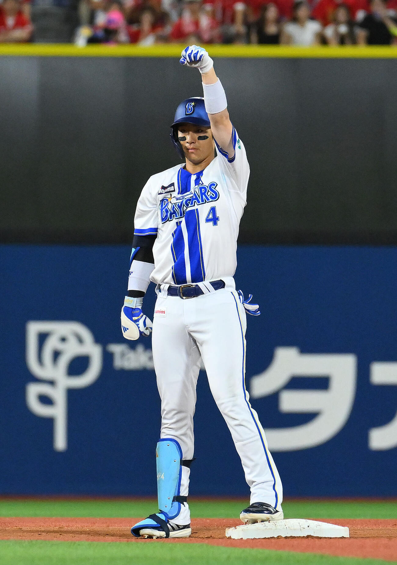 DeNA対広島　6回裏DeNA1死二塁、度会隆輝は適時二塁打を放ち行進パフォーマンスをする（撮影・滝沢徹郎）