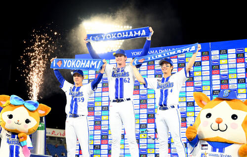 DeNA】度会隆輝、佐野恵太と“行進パフォーマンス”「甲子園が始まったん