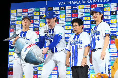 DeNA】度会隆輝、佐野恵太と“行進パフォーマンス”「甲子園が始まったん