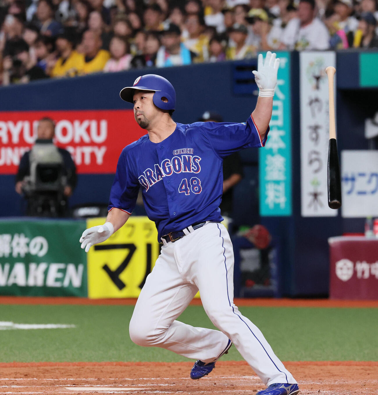 阪神対中日　9回表中日2死二、三塁、阿部寿樹は逆転2点適時二塁打を放つ（撮影・宮崎幸一）