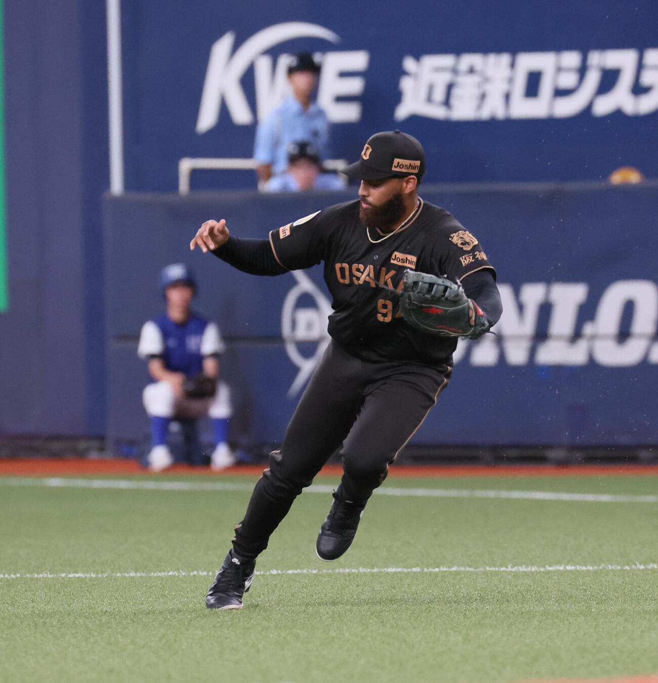 阪神対中日　5回表中日2死塁、デルミス・ガルシアは板山祐太郎の打球にミットを出すが届かず（撮影・宮崎幸一）