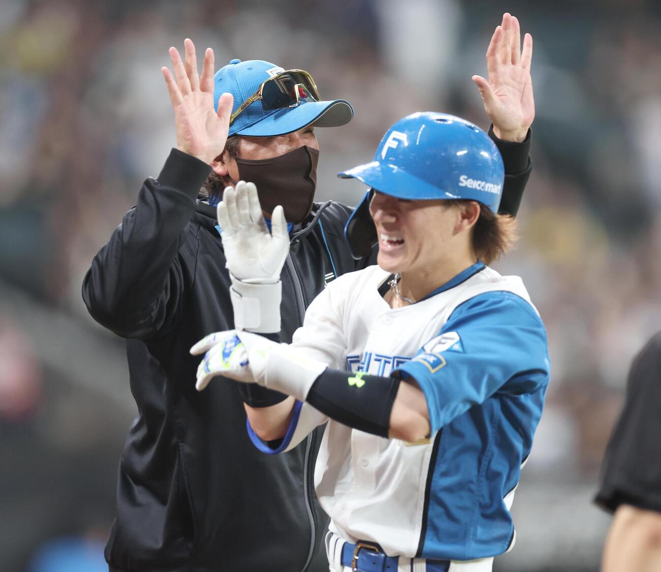 日本ハム対楽天　試合後、サヨナラにつながる右前打を放った矢沢宏太を出迎える日本ハム新庄剛志監督（撮影・黒川智章）