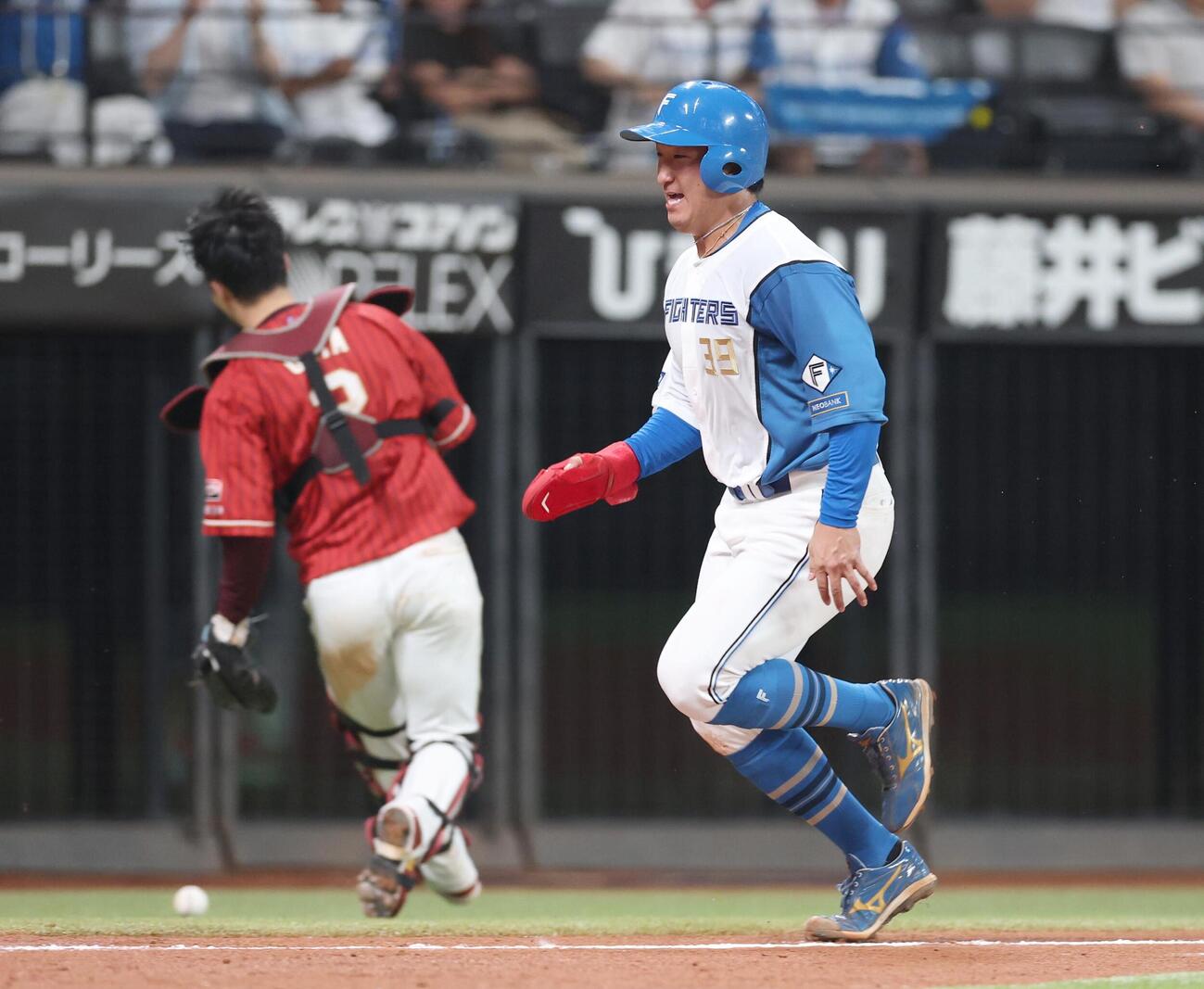日本ハム対楽天　9回裏日本ハム1死一、二塁、矢沢宏太の右前打で武藤敦貴が本塁に悪送球し、ボールが転々とする間に二塁走者の有薗直輝がサヨナラの生還（撮影・黒川智章）