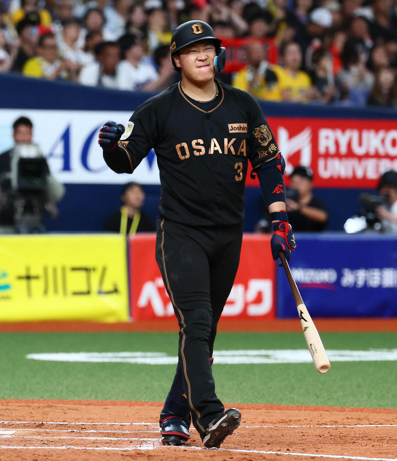 阪神対中日　9回裏阪神1死一、二塁、三振に倒れベンチへ引き揚げる大山悠輔（撮影・加藤哉）