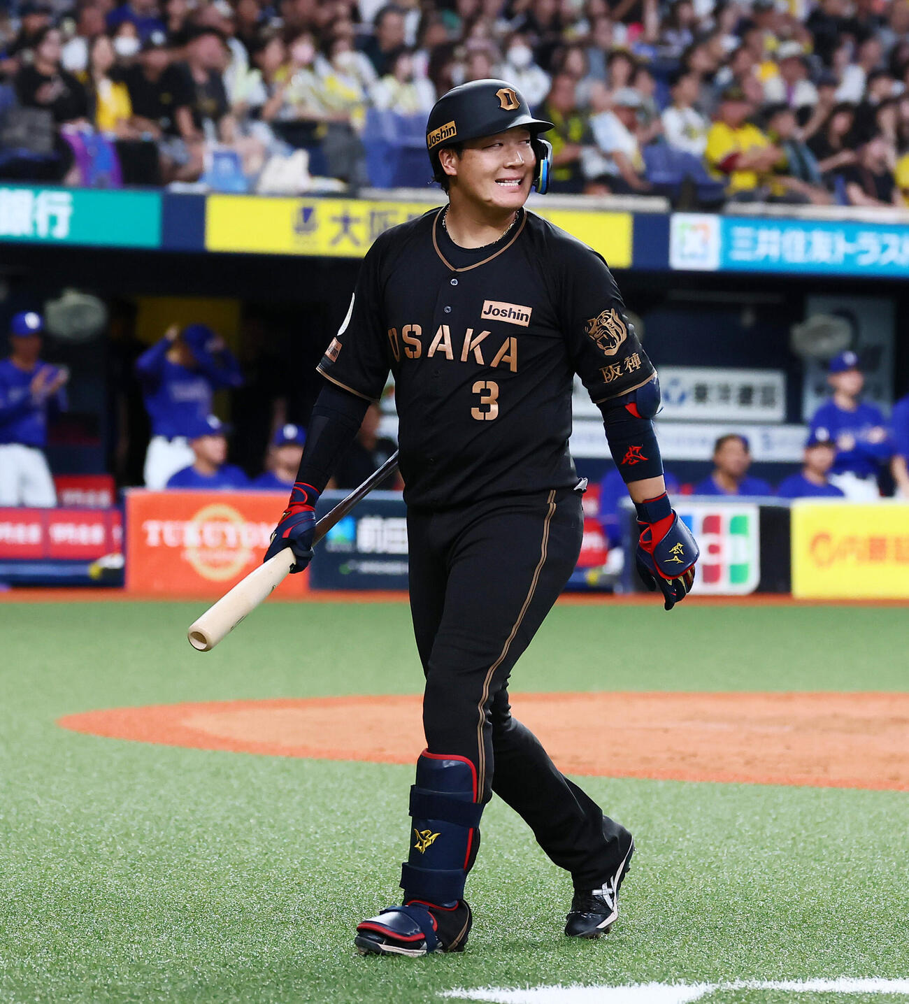 阪神対中日　9回裏阪神1死一、二塁、三振に倒れベンチへ引き揚げる大山悠輔（撮影・加藤哉）