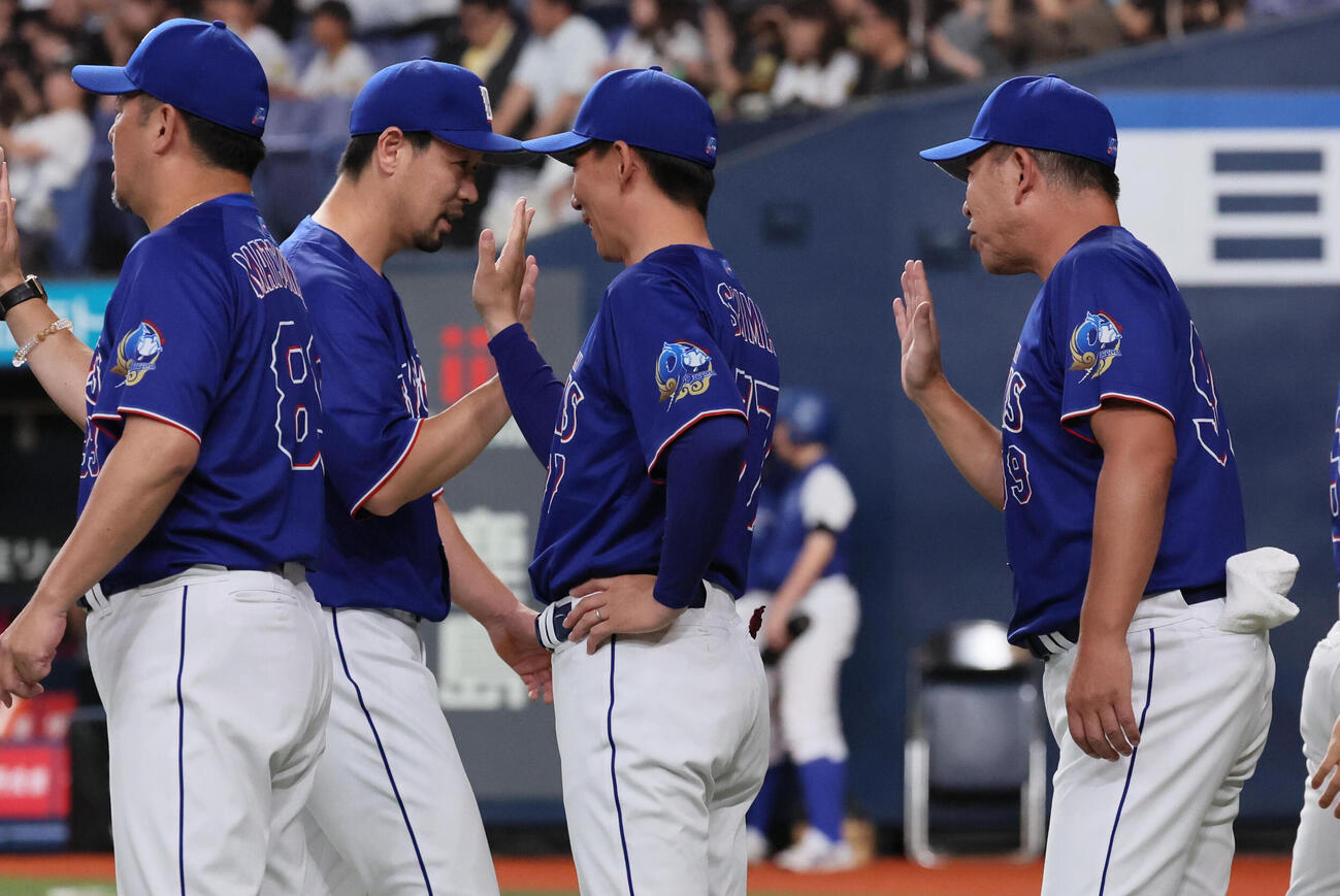 阪神対中日　逆転打を放った阿部寿樹（左から2人目）を迎える井上一樹監督（右）らく（撮影・宮崎幸一）
