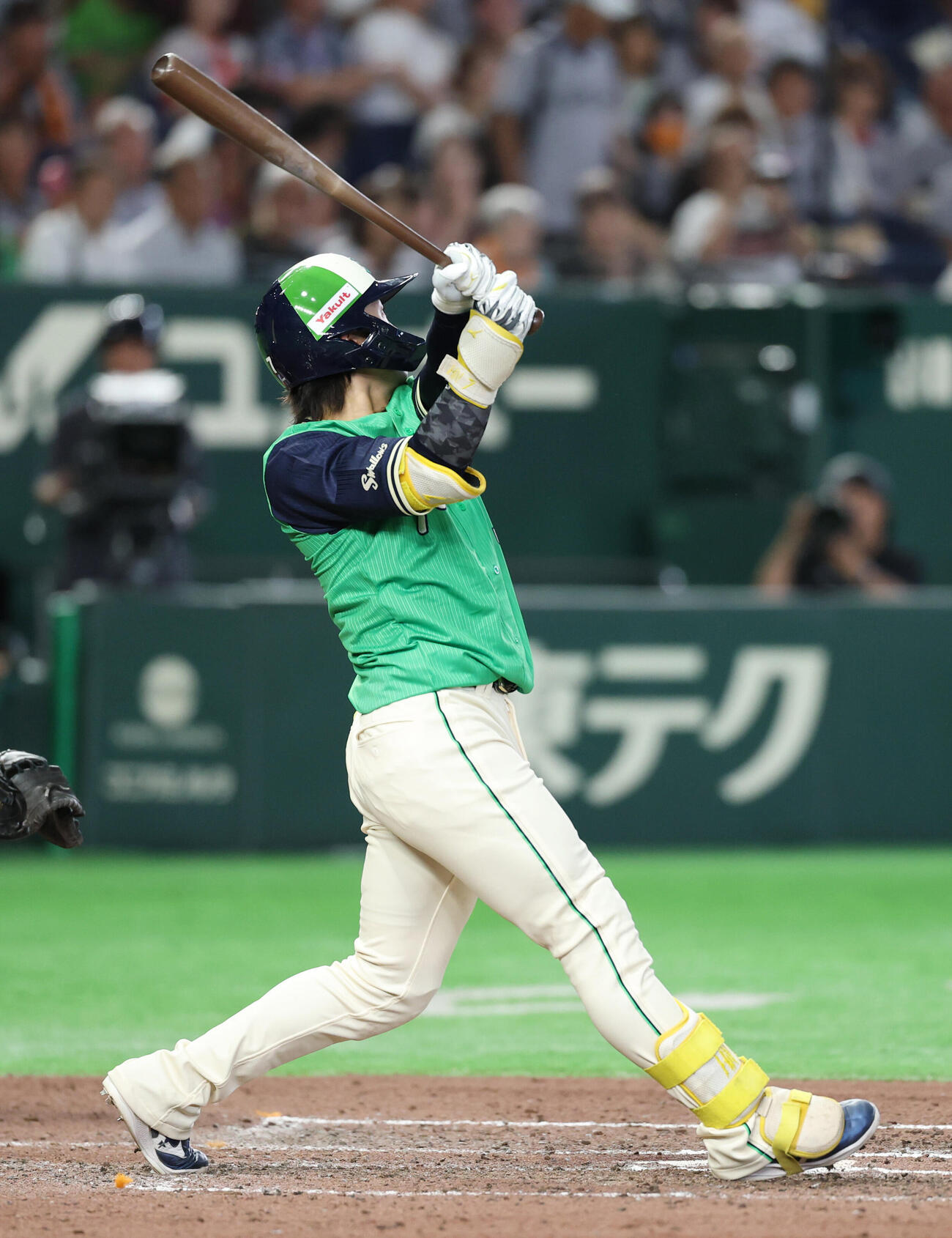 巨人対ヤクルト　7回表ヤクルト2死、本塁打を放つ長岡秀樹（撮影・増田悦実）