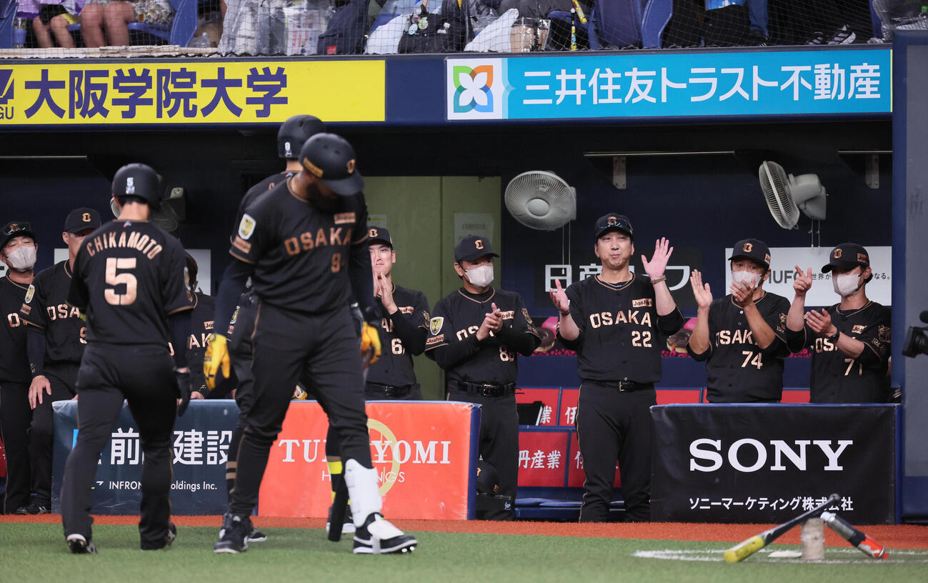 阪神対中日　1回裏阪神2死三塁、佐藤輝明の先制2点本塁打にわく阪神ナイン　（撮影・宮崎幸一）