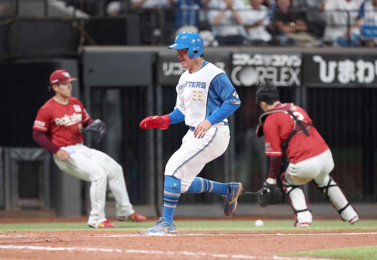 日本ハム対楽天　9回裏日本ハム1死一、二塁、矢沢宏太の右前打で武藤敦貴が本塁に悪送球し、ボールが転々とする間に二塁走者の有薗直輝がサヨナラの生還（撮影・黒川智章）