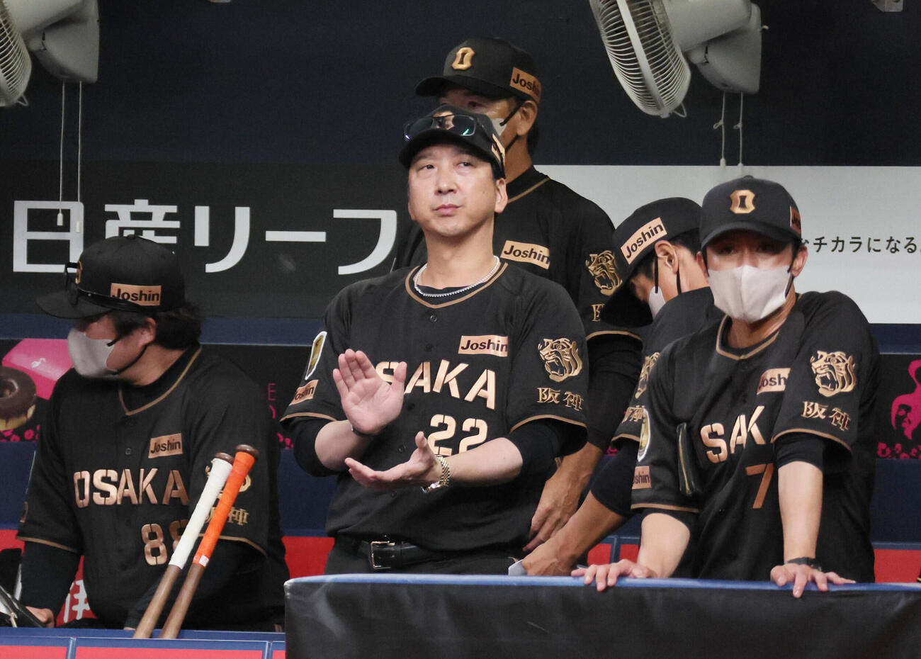 阪神対中日　8回表中日攻撃終了、ナインを鼓舞する阪神藤川球児監督（撮影・宮崎幸一）