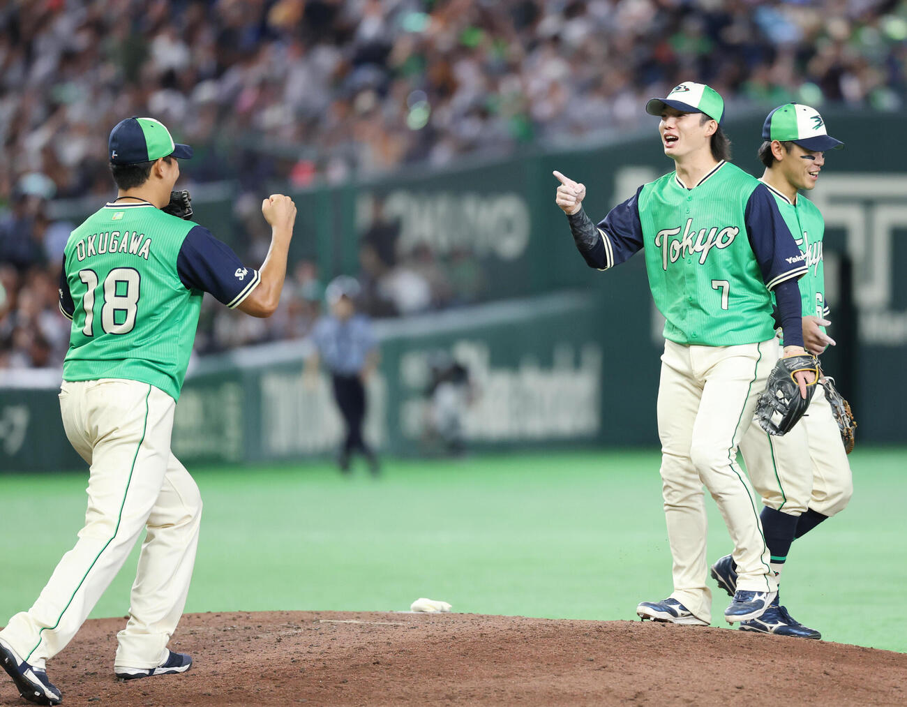 巨人対ヤクルト　完封勝利し本塁打を放った長岡秀樹（右）にガッツポーズをする奥川恭伸（撮影・増田悦実）