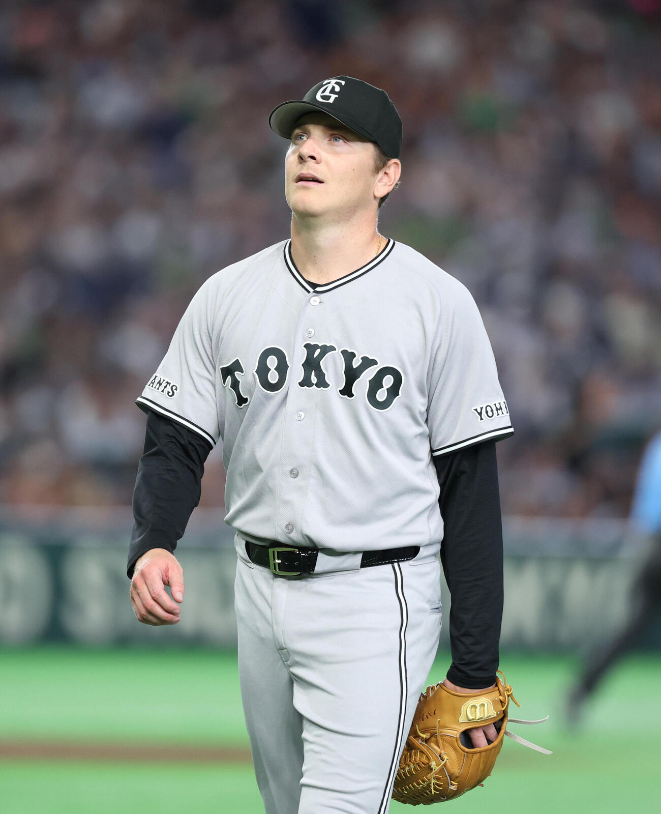 巨人対ヤクルト　7回表、長岡秀樹に本塁打を浴びがっくりとするスペンサー・ハワード（撮影・増田悦実）