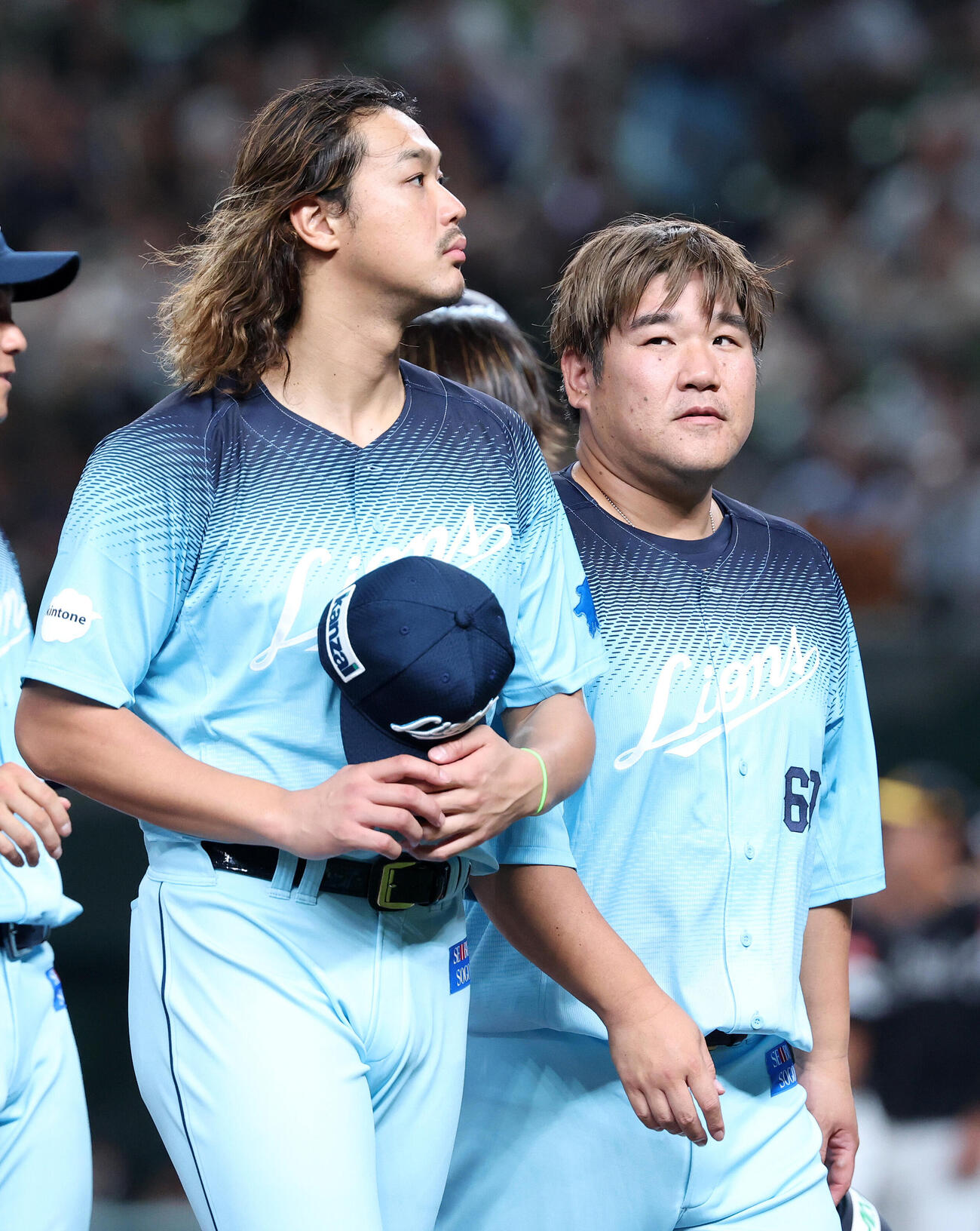 西武対ソフトバンク　敗戦し引き揚げる西武高橋光成（左）と中村剛也（撮影・鈴木正人）