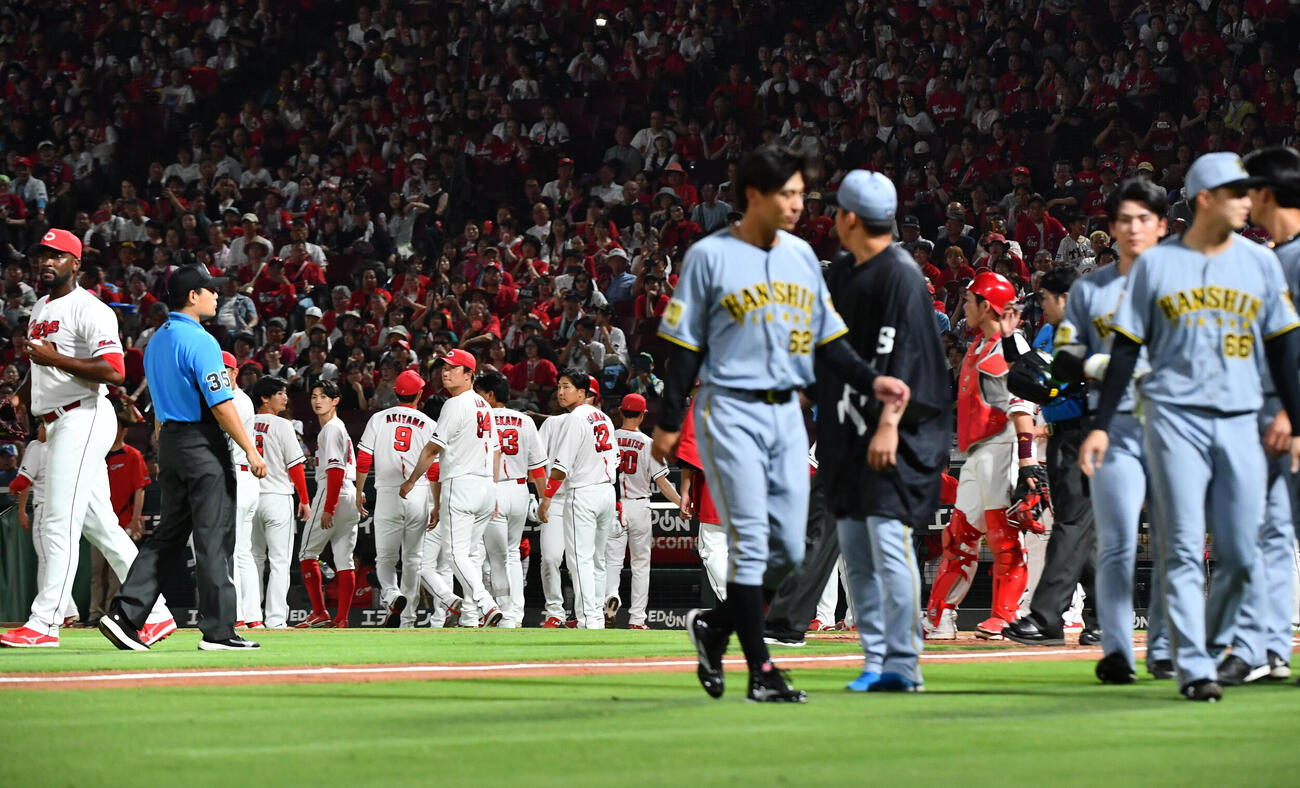 2026年7月19日、広島対阪神　8回表阪神2死二塁、大山悠輔への死球で警告試合を宣告され、ベンチへ戻る広島ナイン（左側）と阪神ナイン