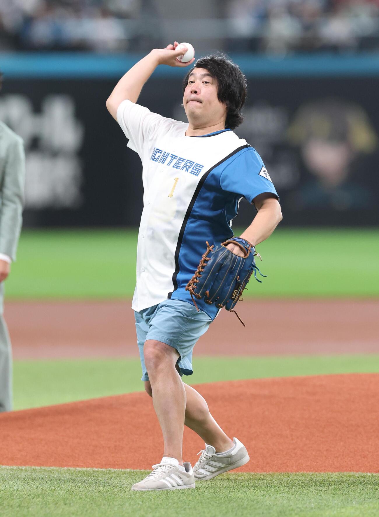 日本ハム対楽天　ファーストピッチセレモニーで投球するタカアンドトシのタカ（撮影・黒川智章）