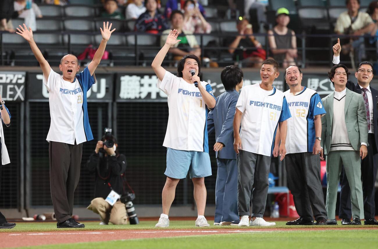 日本ハム対楽天　ファーストピッチセレモニーに登場のタカアンドトシの2人（左端）（撮影・黒川智章）