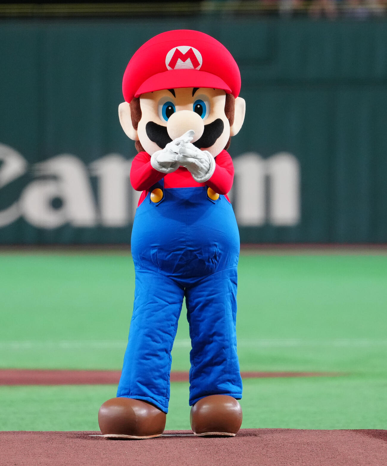 巨人対ヤクルト　ファーストピッチで投球するマリオ（撮影・鈴木みどり）