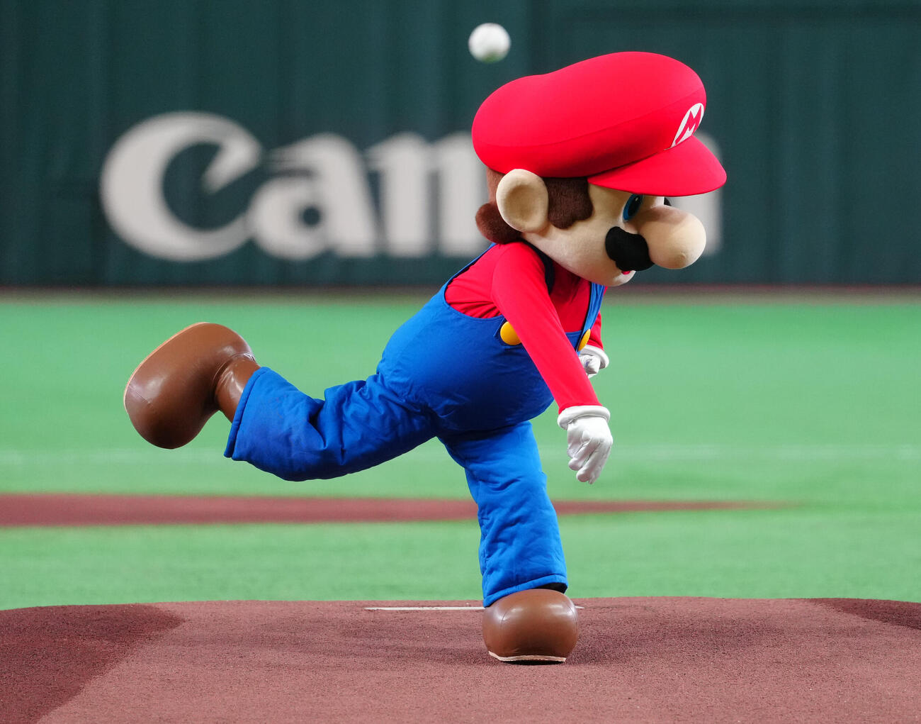 巨人対ヤクルト　ファーストピッチで投球するマリオ（撮影・鈴木みどり）