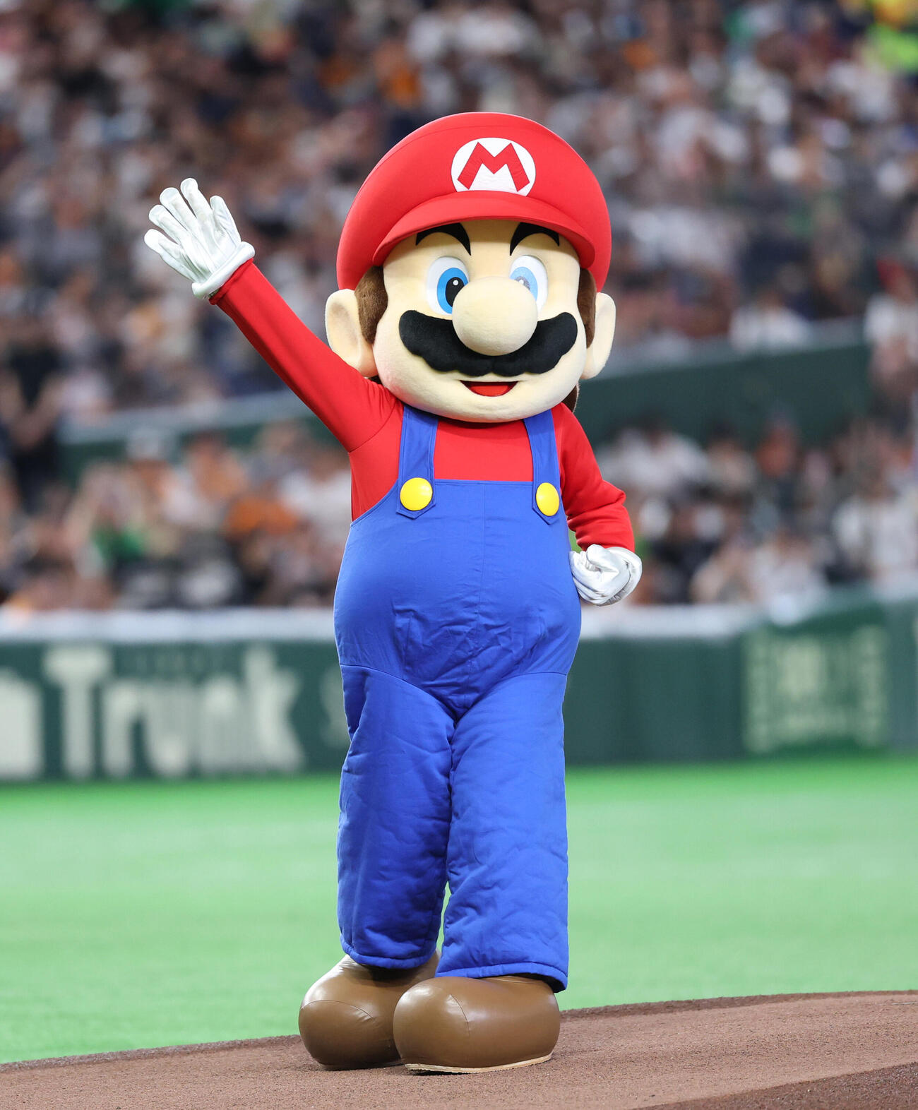 巨人対ヤクルト　「スーパーマリオブラザーズ40周年×プロ野球12球団」で東京ドームに登場しファーストピッチをするマリオ（撮影・増田悦実）