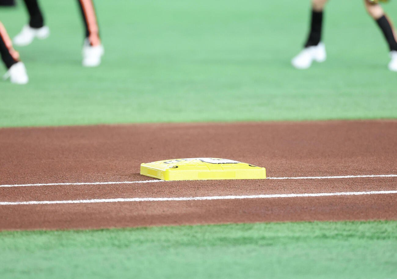 巨人対ヤクルト　「スーパーマリオブラザーズ40周年×プロ野球12球団」使用のベース（撮影・増田悦実）
