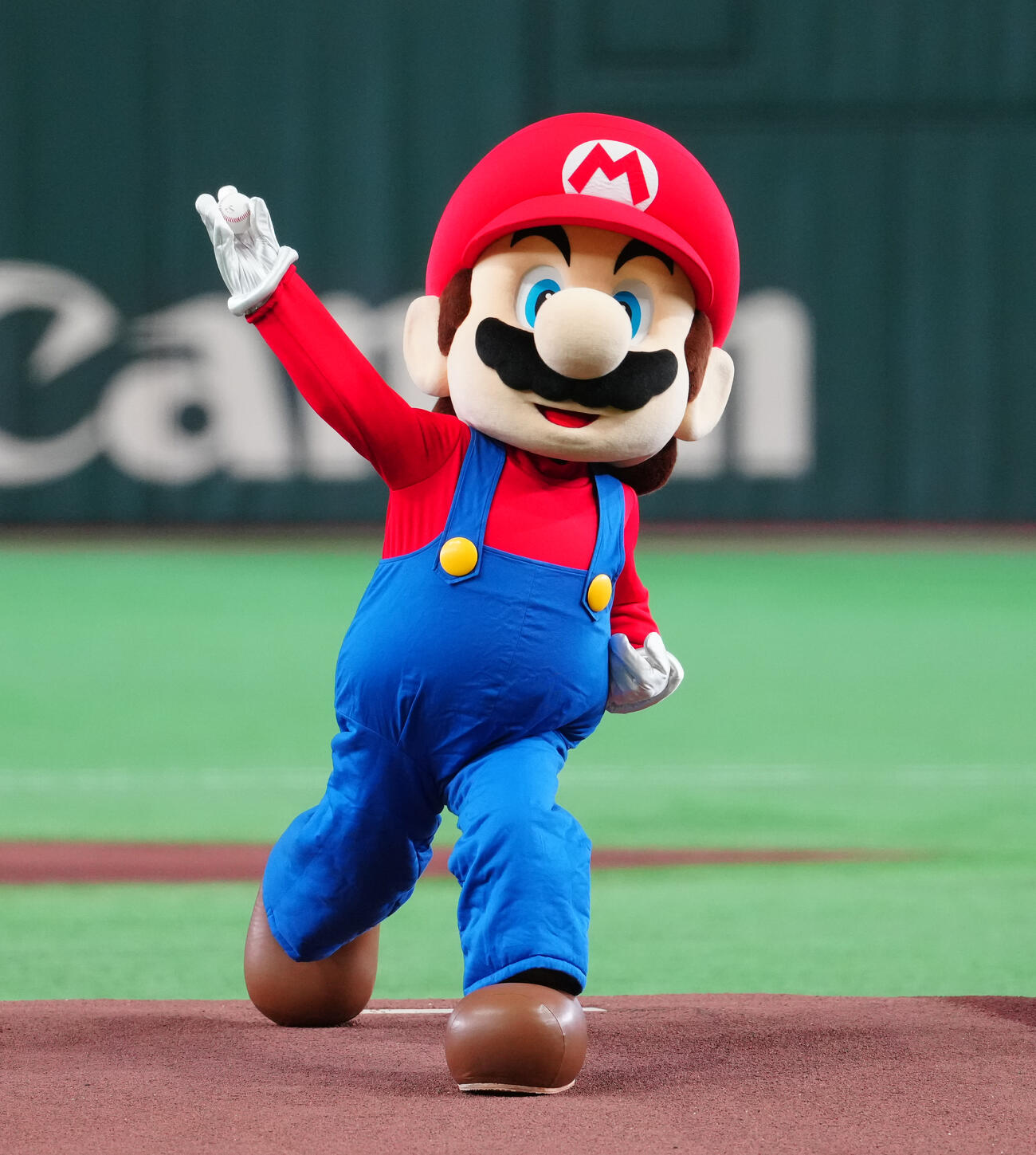 巨人対ヤクルト　ファーストピッチで投球するマリオ（撮影・鈴木みどり）