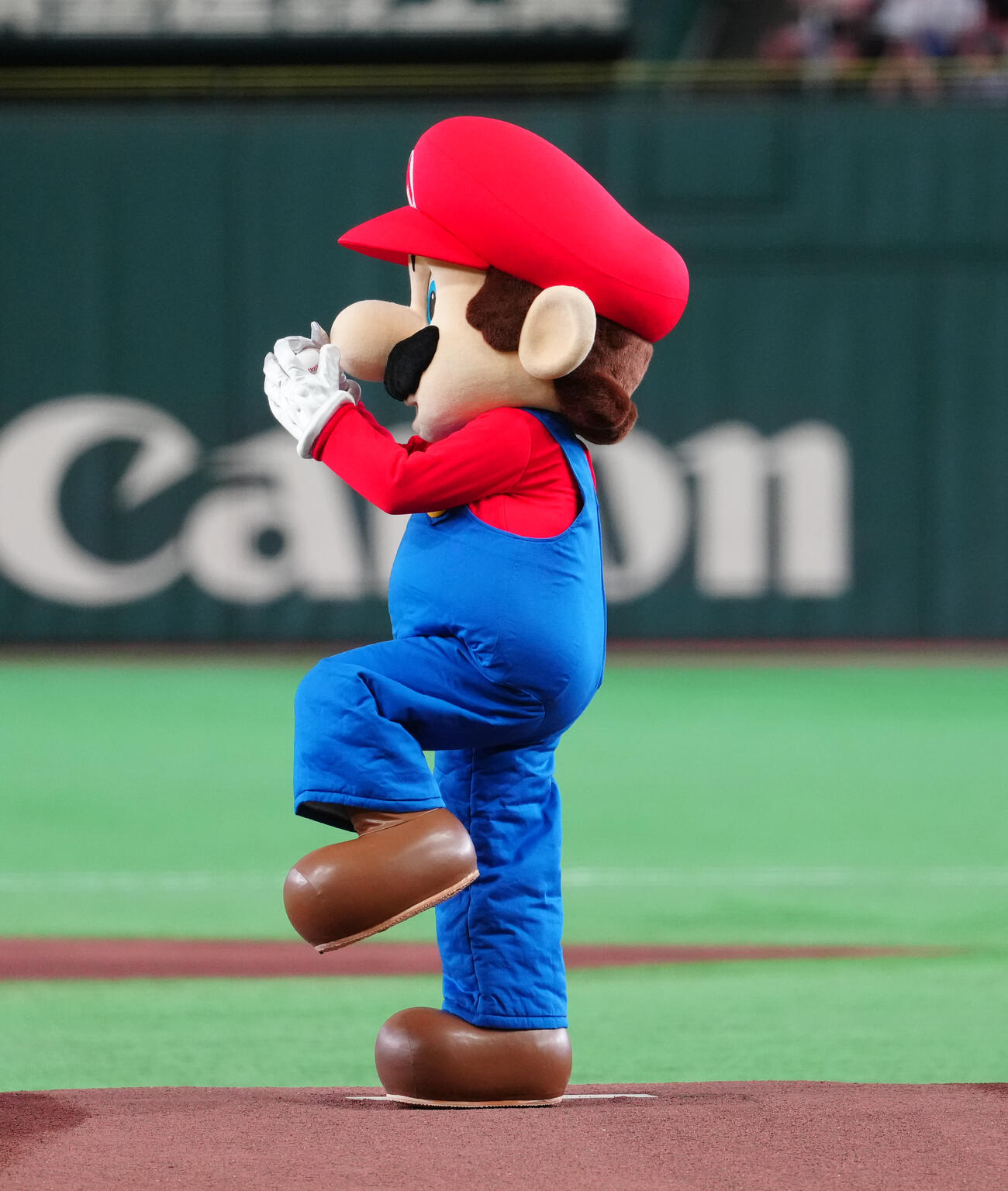 巨人対ヤクルト　ファーストピッチで投球するマリオ（撮影・鈴木みどり）