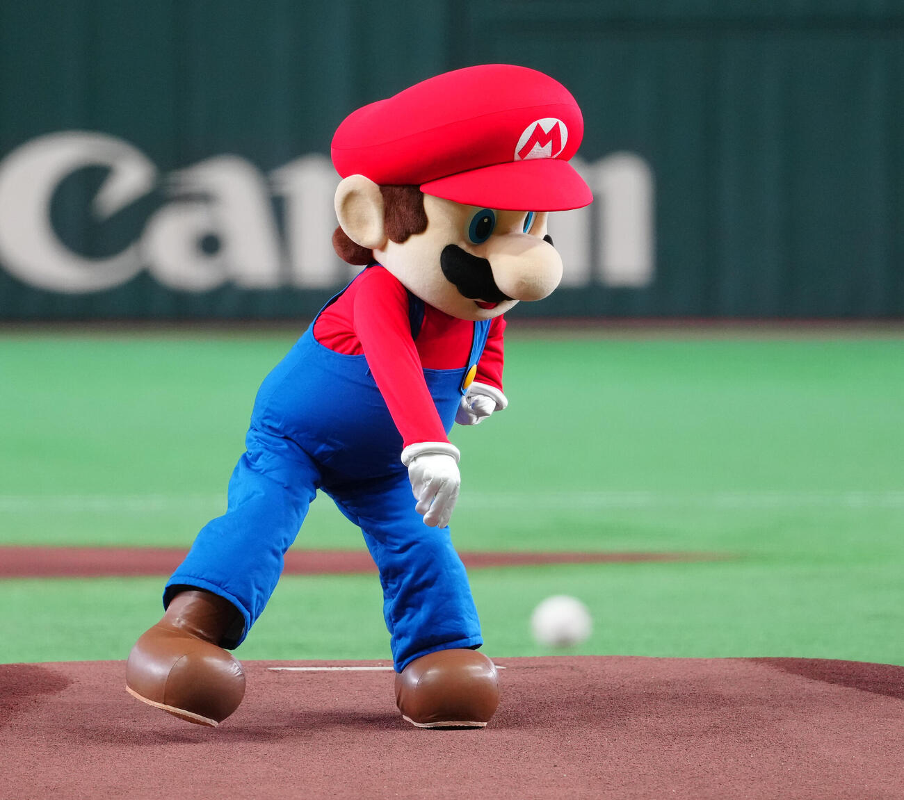 巨人対ヤクルト　ファーストピッチで投球するマリオ（撮影・鈴木みどり）