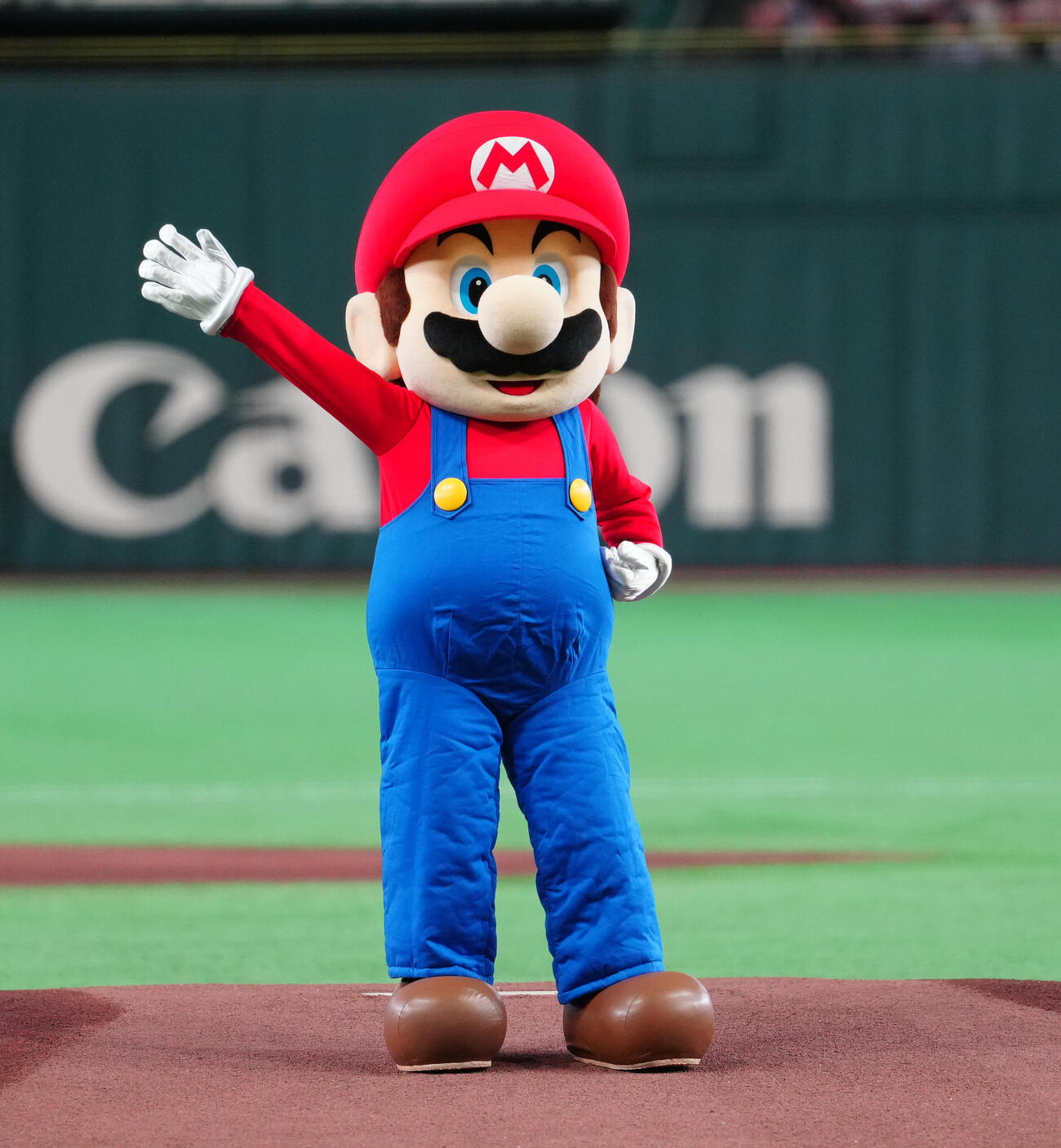 巨人対ヤクルト　ファーストピッチで投球し、声援に応えるマリオ（撮影・鈴木みどり）