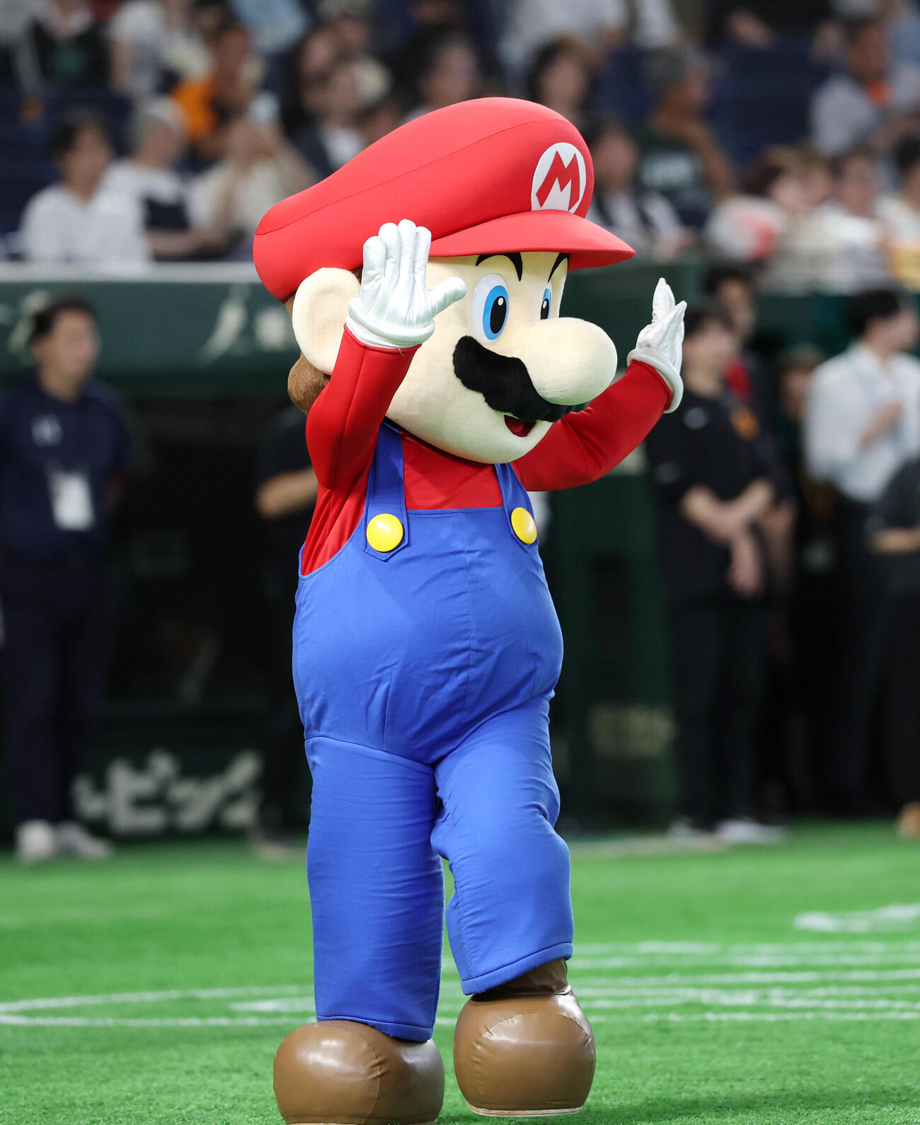 巨人対ヤクルト　「スーパーマリオブラザーズ40周年×プロ野球12球団」で東京ドームに登場したマリオ（撮影・増田悦実）