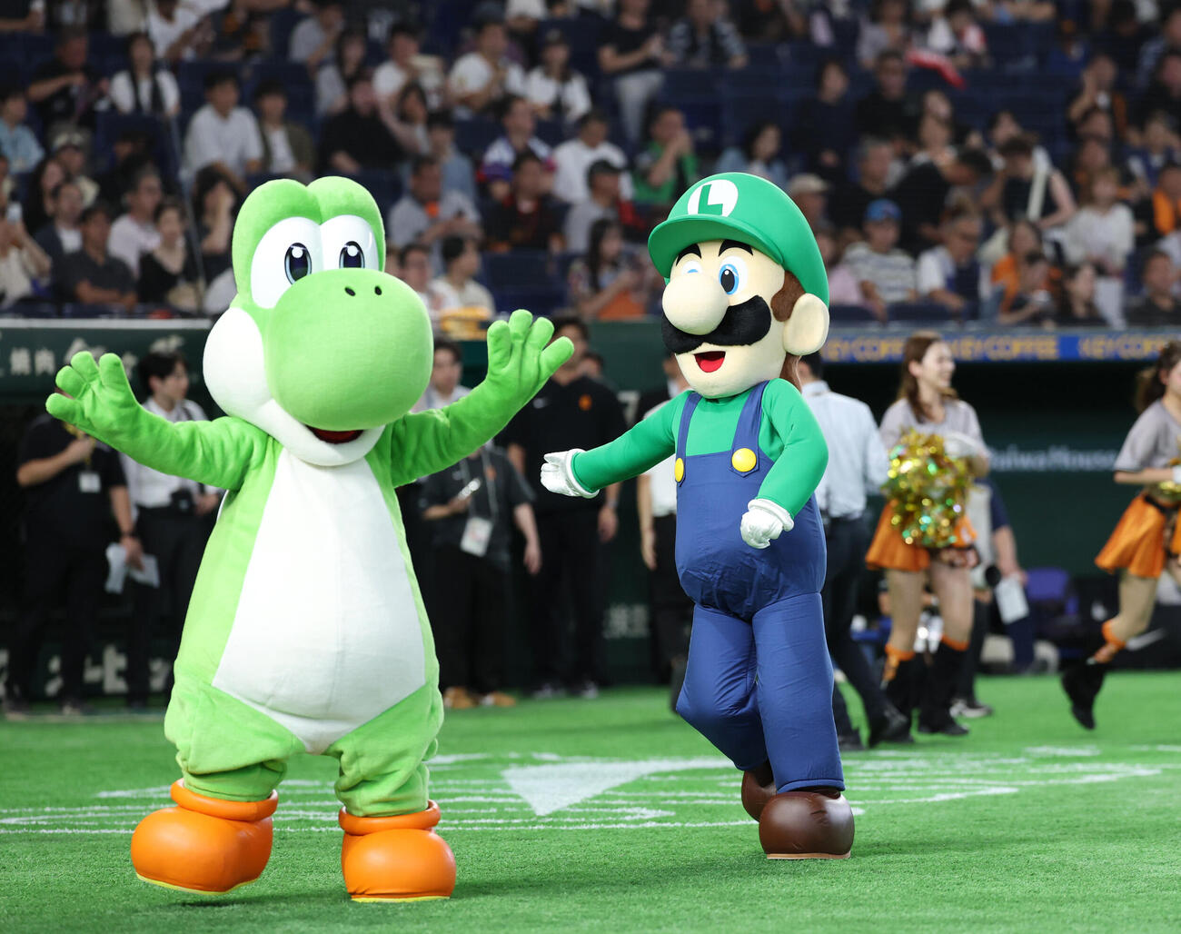 巨人対ヤクルト　「スーパーマリオブラザーズ40周年×プロ野球12球団」で東京ドームに登場したヨッシー（左）とルイージ（撮影・増田悦実）