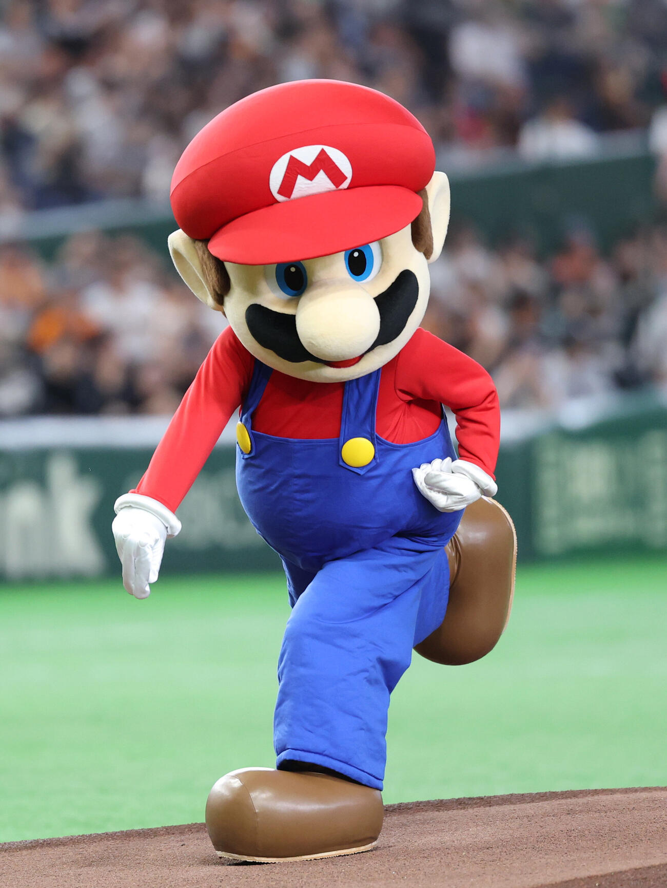 巨人対ヤクルト　「スーパーマリオブラザーズ40周年×プロ野球12球団」で東京ドームに登場しファーストピッチをするマリオ（撮影・増田悦実）