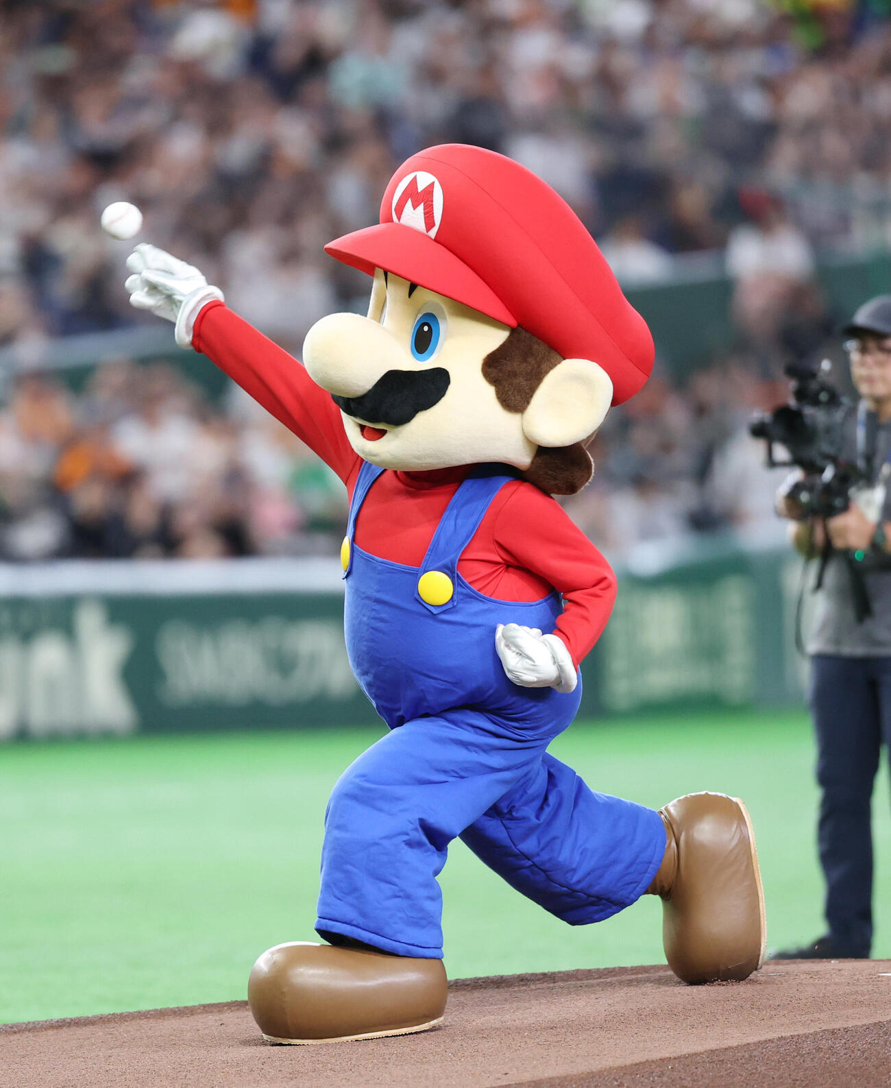 巨人対ヤクルト　「スーパーマリオブラザーズ40周年×プロ野球12球団」で東京ドームに登場しファーストピッチをするマリオ（撮影・増田悦実）