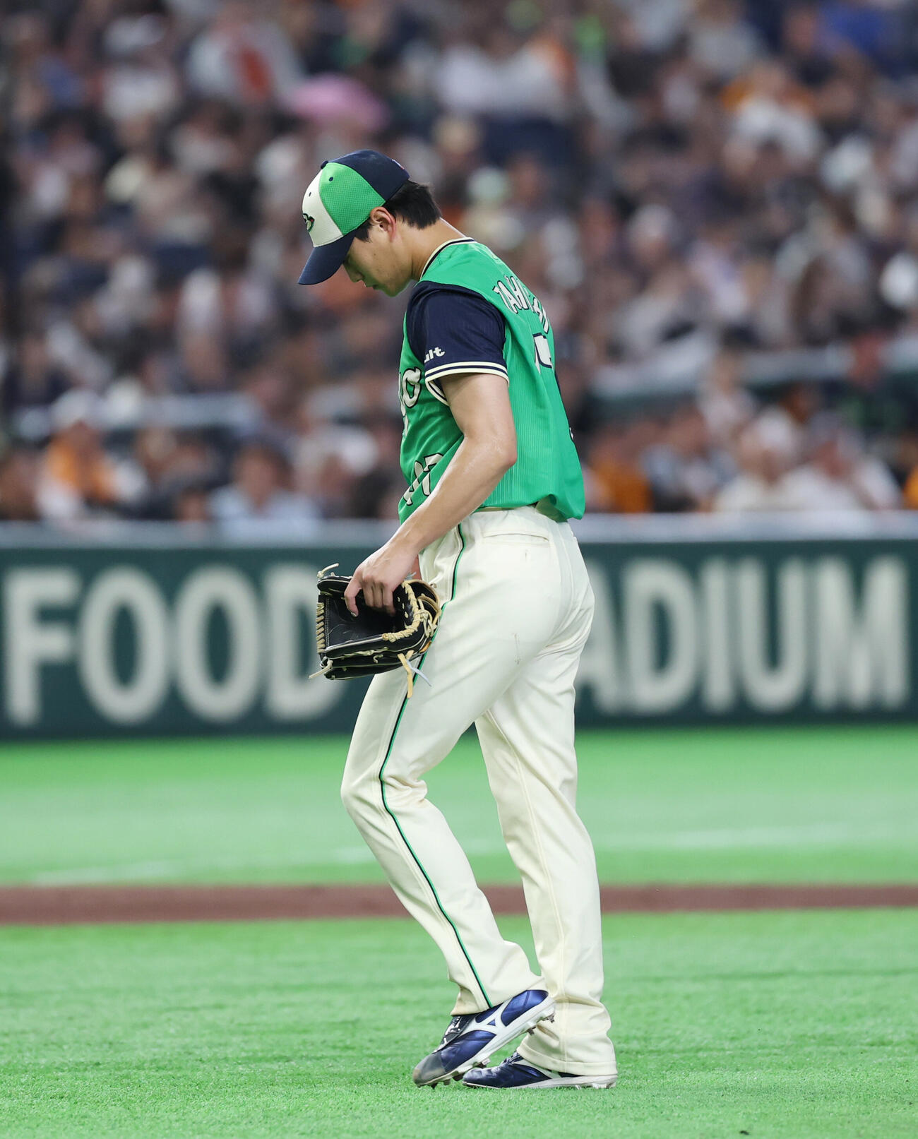 巨人対ヤクルト　3回裏巨人無死満塁、交代を告げられがっくりとベンチに戻る高橋奎二（撮影・増田悦実）