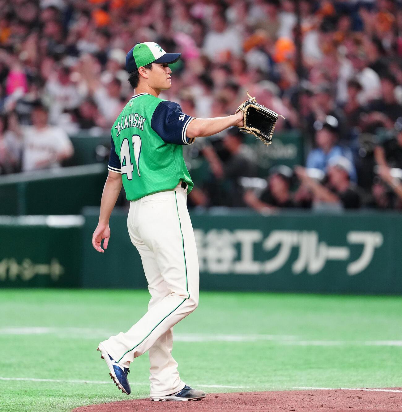 巨人対ヤクルト　3回裏巨人無死二、三塁、笹原操希に2点適時打を浴び、浮かない表情の高橋奎二（撮影・鈴木みどり）