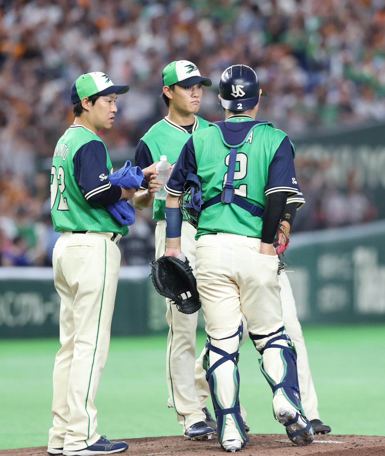 巨人対ヤクルト　2回裏巨人2死一、二塁、同点に追いつかれマウンドに集まる高橋奎二（撮影・増田悦実）
