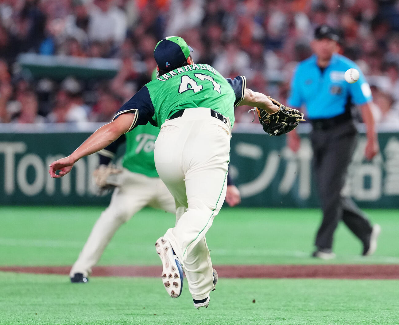 巨人対ヤクルト　2回裏巨人2死一塁、竹丸和幸の打球にグラブを伸ばすも届かず、内野安打を許す高橋奎二（撮影・鈴木みどり）