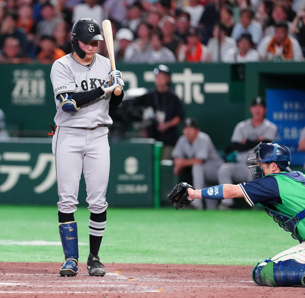巨人対ヤクルト　3回裏巨人1死満塁、押し出し四球を選ぶ竹丸和幸（撮影・鈴木みどり）