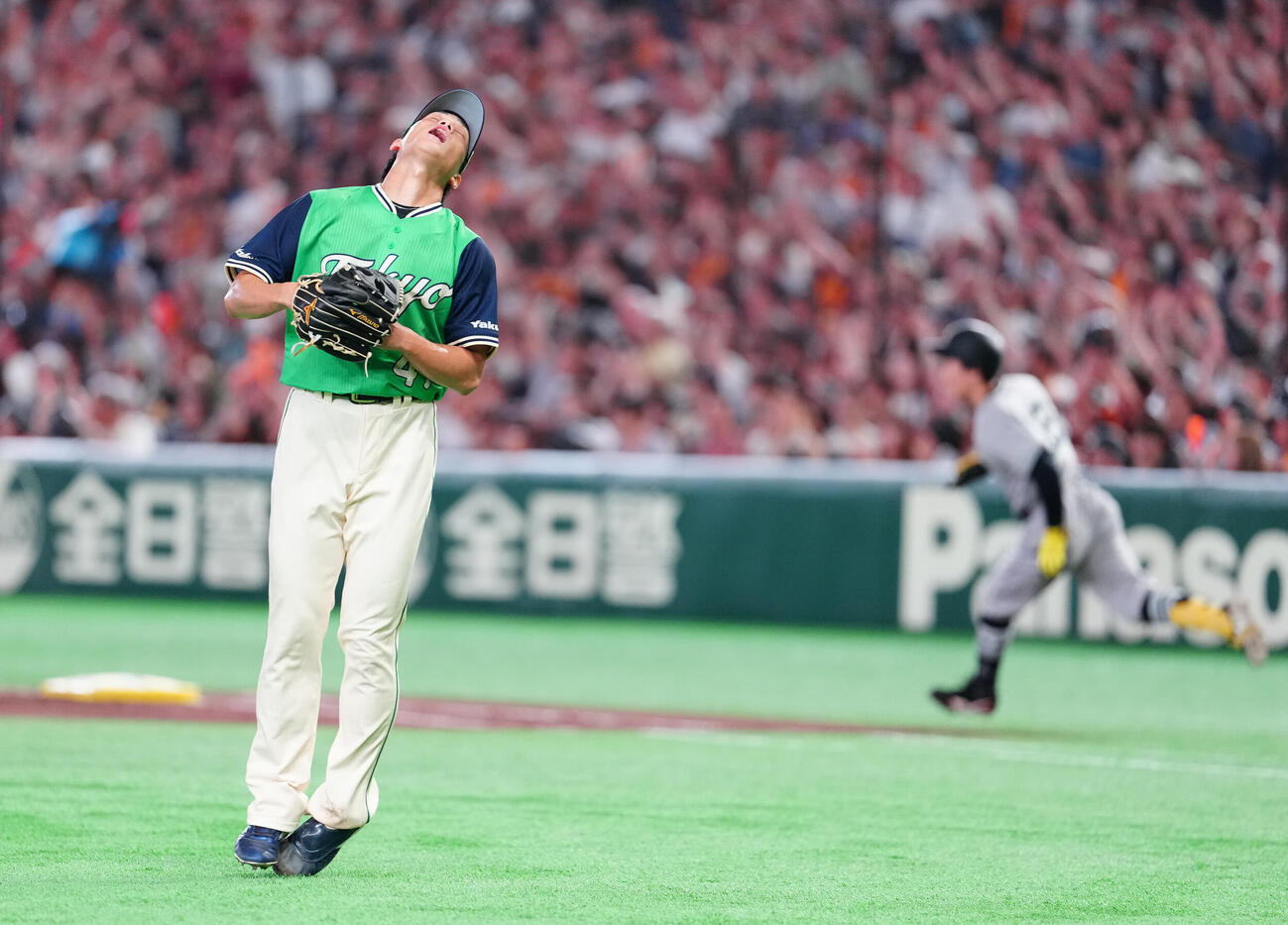 巨人対ヤクルト　2回裏巨人2死一、二塁、浦田俊輔に適時打を浴び、うなだれる高橋奎二（撮影・鈴木みどり）
