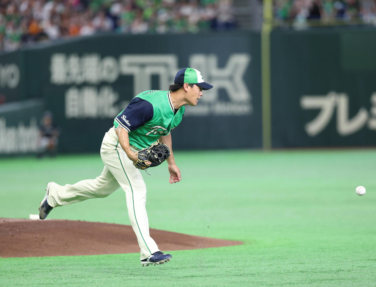 巨人対ヤクルト　2回裏巨人2死一塁、竹丸和幸の内野安打を捕れない高橋奎二（撮影・増田悦実）