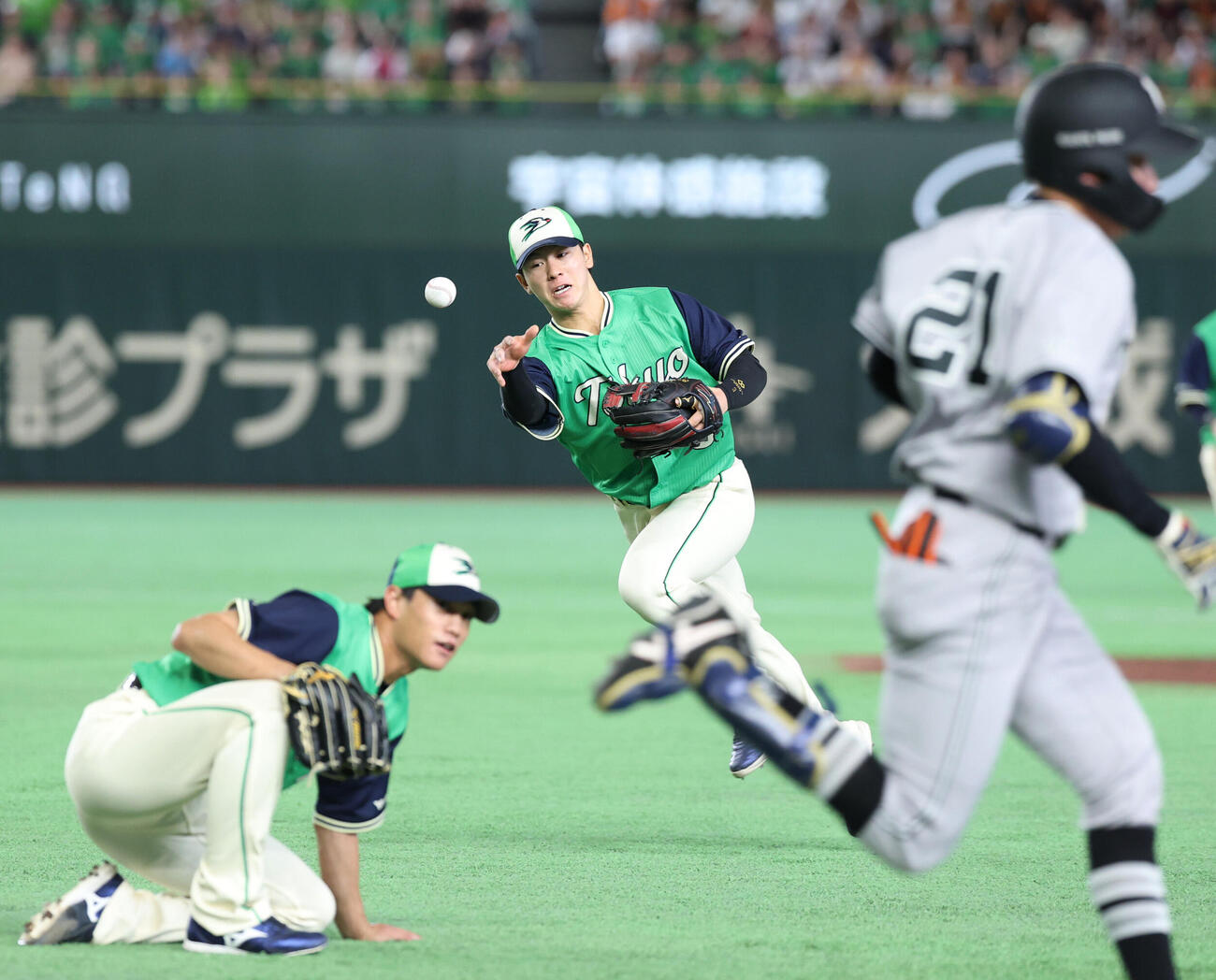 巨人対ヤクルト　2回裏巨人2死一塁、竹丸和幸の内野安打を投げられない内山壮真（中央）（撮影・増田悦実）