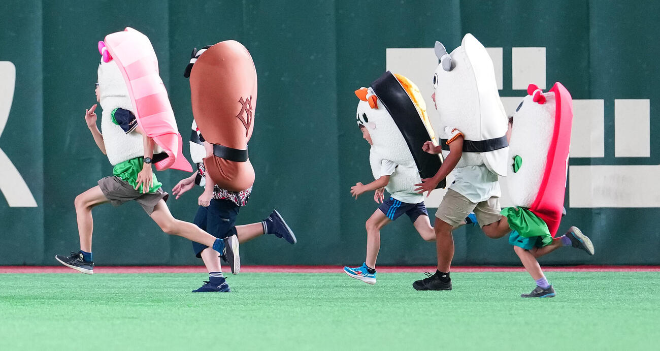 巨人対ヤクルト　すしレースで力走する子供たち（撮影・鈴木みどり）