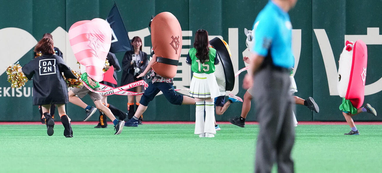 巨人対ヤクルト　すしレースで力走する子供たち（撮影・鈴木みどり）