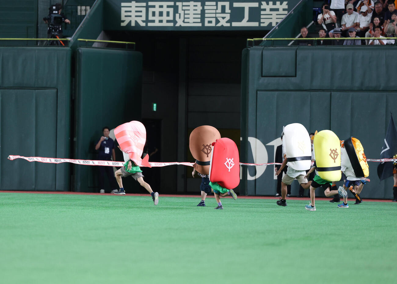 巨人対ヤクルト　すしレースはエビが1着（撮影・増田悦実）