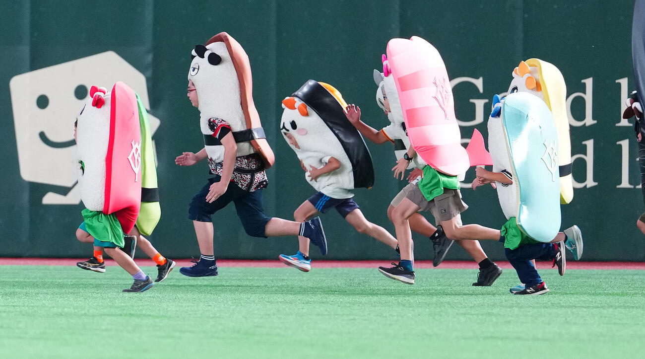 巨人対ヤクルト　すしレースで力走する子供たち（撮影・鈴木みどり）